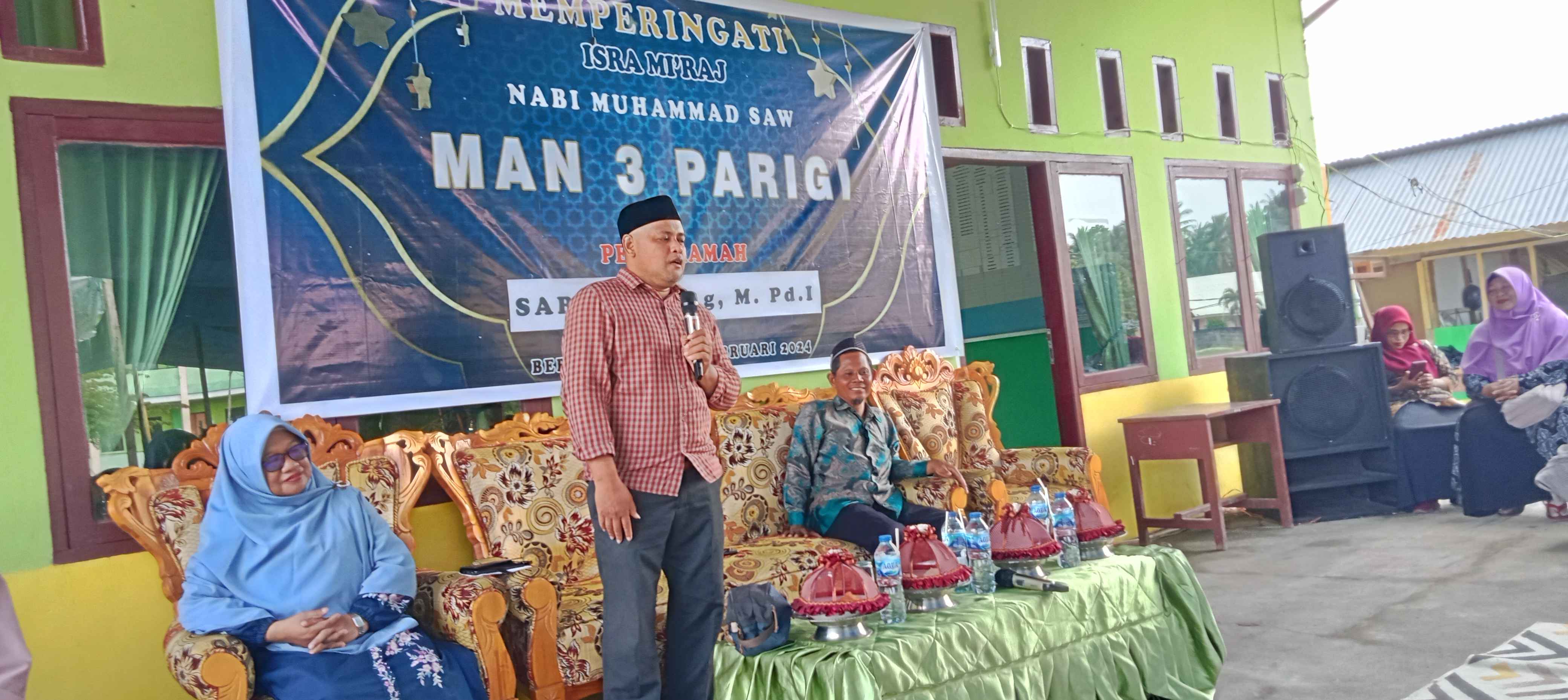 MAN 3 Parigi memperingati Isra’ Mi’raj Nabi Muhammad SAW 1445 H dengan tema “Menjadi Generasi Hebat dan Berakhlaqul Karimah” di halaman madrasah bersama Ustadz Sabrun, S.Ag., M.Pd.I.
