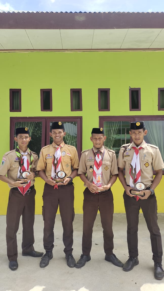 Pembina dan anggota Pramuka MAN 3 Parigi berfoto dengan piala juara umum ke-2 KLKP 2023