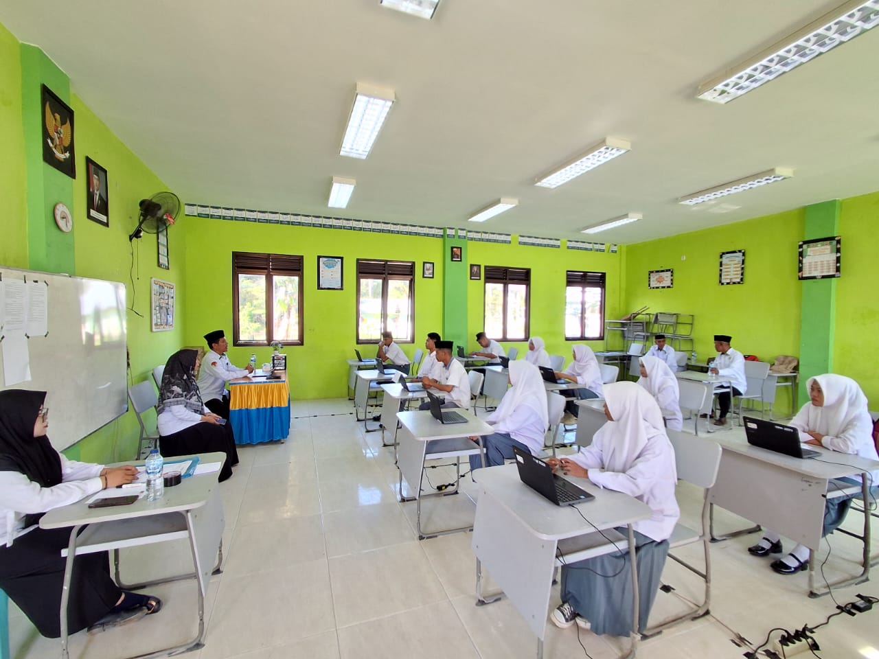 Kamad MAN 3 Parigi Meninjau Langsung Kegiatan TKA di Gedung SBSN MAN 3 Parigi TA. 2025/2026